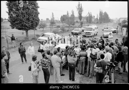 Il 15 ottobre 1989 Ahmed Kathrada, insieme a Jeff Masemola, Raymond Mhlaba, Billy Nair, Wilton Mkwayi, Andrew Mlangeni, Elias Motsoaledi, Oscar Mpetha e Walter Sisulu furono liberati dalla prigione di Johannesburg. Il ritorno a Bettina e a casa di Walter Sisulu a Soweto, Desmond Tutu partecipò. La Capzione locale Ahmed Mohammed Kathrada (o 'Kathy' come è popolarmente conosciuto) è nato in 1929 agli immigranti indiani in una città rurale in Sudafrica Foto Stock