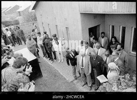 Il 15 ottobre 1989 Ahmed Kathrada, insieme a Jeff Masemola, Raymond Mhlaba, Billy Nair, Wilton Mkwayi, Andrew Mlangeni, Elias Motsoaledi, Oscar Mpetha e Walter Sisulu furono liberati dalla prigione di Johannesburg. Il ritorno a Bettina e a casa di Walter Sisulu a Soweto, Desmond Tutu partecipò. La Capzione locale Ahmed Mohammed Kathrada (o 'Kathy' come è popolarmente conosciuto) è nato in 1929 agli immigranti indiani in una città rurale in Sudafrica Foto Stock