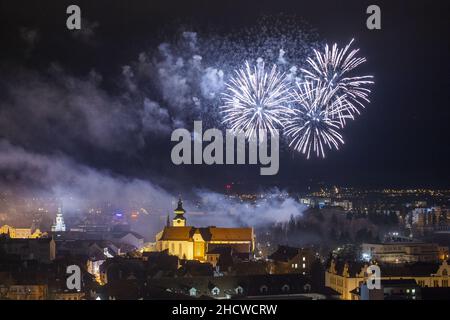 Ceske Budejovice, Repubblica Ceca. 01st Jan 2022. I fuochi d'artificio esplodono su Ceske Budejovice durante la celebrazione di Capodanno, Repubblica Ceca, 1 gennaio 2022. Credit: Vaclav Pancer/CTK Photo/Alamy Live News Foto Stock