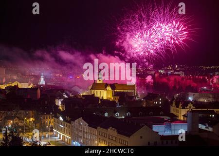 Ceske Budejovice, Repubblica Ceca. 01st Jan 2022. I fuochi d'artificio esplodono su Ceske Budejovice durante la celebrazione di Capodanno, Repubblica Ceca, 1 gennaio 2022. Credit: Vaclav Pancer/CTK Photo/Alamy Live News Foto Stock