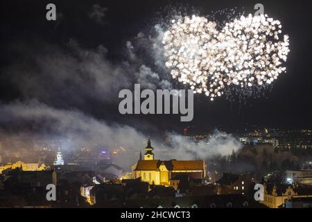 Ceske Budejovice, Repubblica Ceca. 01st Jan 2022. I fuochi d'artificio esplodono su Ceske Budejovice durante la celebrazione di Capodanno, Repubblica Ceca, 1 gennaio 2022. Credit: Vaclav Pancer/CTK Photo/Alamy Live News Foto Stock