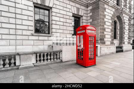 Immagine in stile vintage della tipica cabina telefonica rossa di Londra Foto Stock