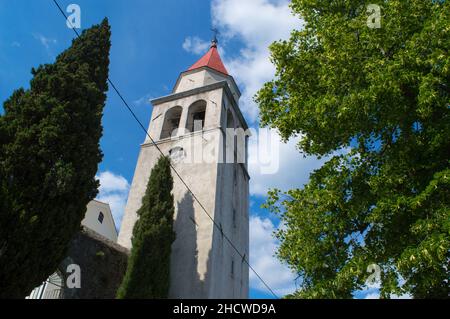 Chiesa di San Marco con imponente campanile circondato da cipressi e tiglio in una piccola cittadina collinare Veprinac, sopra Opatija Riviera, Foto Stock