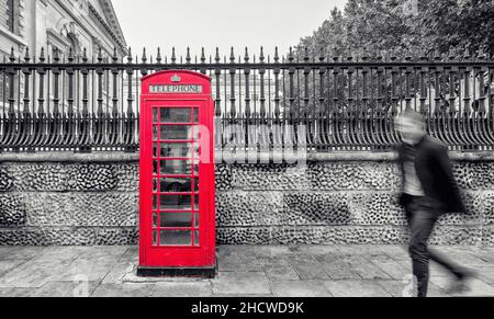 Cabina telefonica rossa sulla strada di Londra Foto Stock