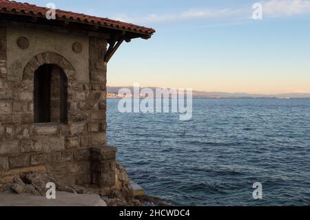 Edificio in pietra sul lungomare costiero del Lungomare, costruito nel 19th secolo, famosa passerella che collega Volosko e Opatija, in Croazia Foto Stock