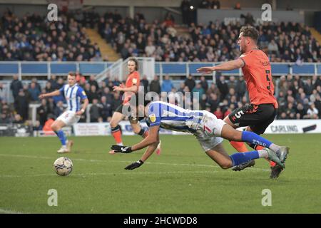 HARTLEPOOL, REGNO UNITO. JAN 1st Tyler Burey di Hartlepool United credeva di essere stato imbrattato nella scatola da Harrison McGahey di Oldham Athletic, ma l'arbitro fece un'onda durante la partita della Sky Bet League 2 tra Hartlepool United e Oldham Athletic al Victoria Park di Hartlepool sabato 1st gennaio 2022. (Credit: Scott Llewellyn | MI News) Credit: MI News & Sport /Alamy Live News Foto Stock