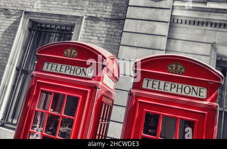 Cabine telefoniche rosse tipiche a Londra Foto Stock