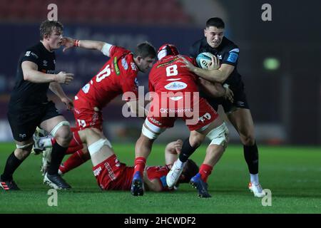 Llanelli, Regno Unito. 01st Jan 2022. Owen Watkin of the Ospreys (r) fa una pausa. Partita United Rugby Championship, Scarlets contro Ospreys allo stadio Parc y Scarlets di Llanelli, Galles del Sud, il giorno di Capodanno sabato 1st gennaio 2022, Il gioco si sta svolgendo a porte chiuse a causa delle nuove restrizioni del governo gallese, entrate in vigore il 26th 2021 dicembre. pic di Andrew Orchard/Andrew Orchard SPORTS photography/Alamy Live News credito: Andrew Orchard SPORTS photography/Alamy Live News Foto Stock