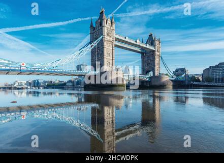 Tower Bridge con riflessione al mattino a Londra, Regno Unito Foto Stock
