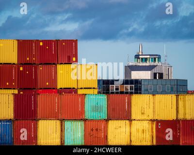 UK Port Customs & Haccise - HM Revenue & Customs Felixstowe Port - HMRC Felixstowe si affaccia sul porto di Felixstowe container banchine di spedizione. Foto Stock