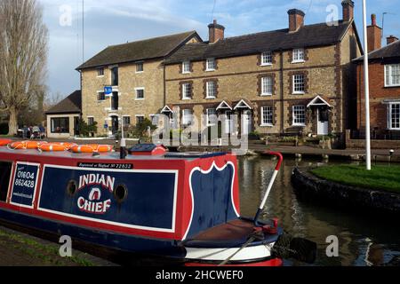 Il Canal Grand Union a Stoke Bruerne in inverno, Northamptonshire, Inghilterra, Regno Unito Foto Stock