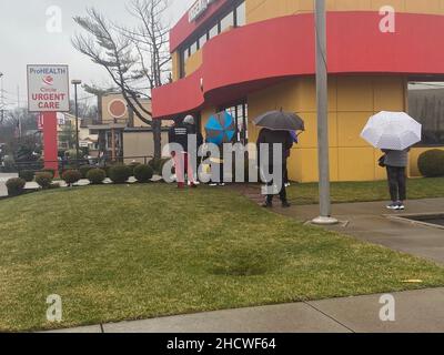 New York NY Jan 1: Le linee iniziano a formarsi all'urgente Care il giorno di Capodanno per i test Covid a New York City Credit: Mpi99/MediaPunch Foto Stock
