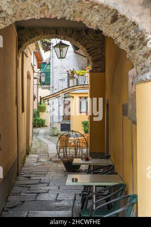 Il bellissimo borgo di Mergozzo, Piemonte, Italia settentrionale. Foto Stock