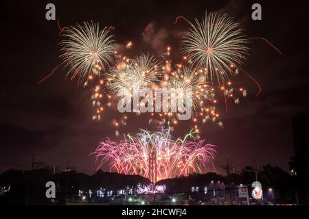 Manila, Filippine. Gennaio 1st, 2022. Uno spettacolo di fuochi d'artificio illumina il cielo sopra il Quezon City Memorial Circle per inaugurare il nuovo anno. Foto Stock