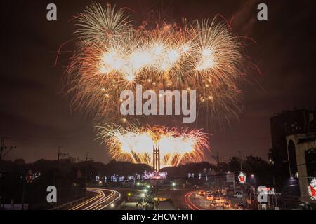 Manila, Filippine. Gennaio 1st, 2022. Uno spettacolo di fuochi d'artificio illumina il cielo sopra il Quezon City Memorial Circle per inaugurare il nuovo anno. Foto Stock