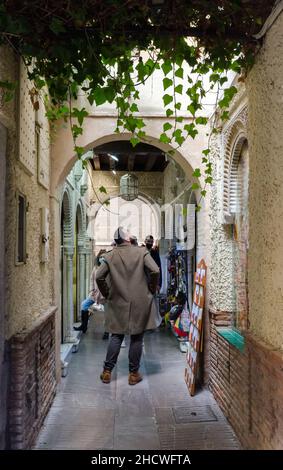 Il mercato dell'Alcaiceria, conosciuto come il Gran Bazaar di Granada, rappresenta l'originale mercato moresco della seta, delle spezie Foto Stock