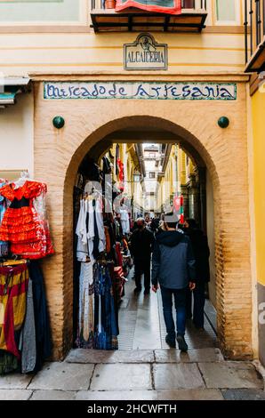 Il mercato dell'Alcaiceria, conosciuto come il Gran Bazaar di Granada, rappresenta l'originale mercato moresco della seta, delle spezie Foto Stock