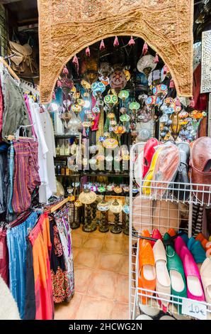 Il mercato dell'Alcaiceria, conosciuto come il Gran Bazaar di Granada, rappresenta l'originale mercato moresco della seta, delle spezie Foto Stock