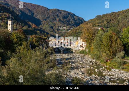 Il bellissimo borgo di Varallo, durante la stagione autunnale, in Valsesia (Val Sesia). Provincia di Vercelli, Piemonte, Italia. Foto Stock