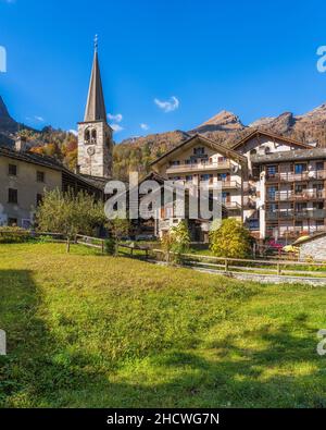 Il bellissimo borgo di Alagna Valsesia, in autunno, in Valsesia (Val Sesia). Provincia di Vercelli, Piemonte, Italia. Foto Stock