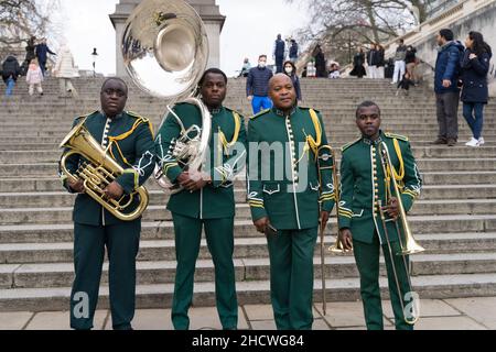 Londra UK 1 gennaio 2022. La London New Year's Day Parade si è svolta dietro la porta chiusa di Waterloo Place, recintata da alte barriere quest'anno. Credit: Xiu Bao/Alamy Live News Foto Stock