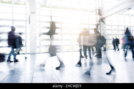 immagine abstakt della gente che cammina nel corridoio di un centro affari Foto Stock