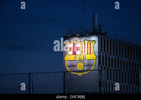 1st gennaio 2022: Ciutat sportiva Joan Gamper, Barcellona, Spagna; FC Barcelona Conferenza stampa e sessioni di formazione: Logo FC Barcelona in Ciutat sportiva Joan Gamper Foto Stock