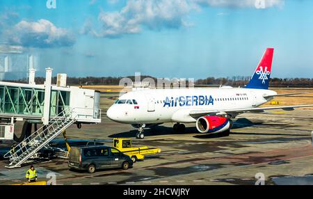 BELGRADO, SERBIA - 4 FEBBRAIO 2017: Aereo AirSerbia (YU-APE) in attesa sull'aeroporto Nikola Tesla di Belgrado. Foto Stock