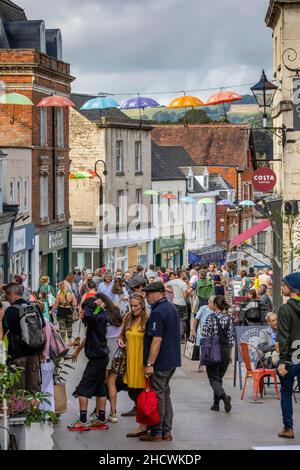 Stroud High Street in un sabato mattina, 2021 settembre Foto Stock