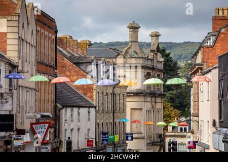 Stroud High Street in un sabato mattina, 2021 settembre Foto Stock