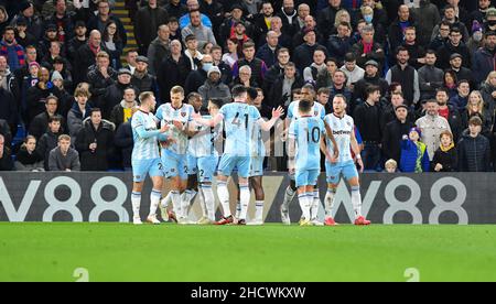 Londra, Regno Unito. 01st Jan 2022. Michail Antonio del West Ham United e i compagni di squadra celebrano il primo gol del West Ham United durante la partita della Premier League tra Crystal Palace e West Ham United a Selhurst Park, Londra, Inghilterra, il 1 gennaio 2022. Foto di Phil Hutchinson. Solo per uso editoriale, licenza richiesta per uso commerciale. Nessun utilizzo nelle scommesse, nei giochi o nelle pubblicazioni di un singolo club/campionato/giocatore. Credit: UK Sports Pics Ltd/Alamy Live News Foto Stock