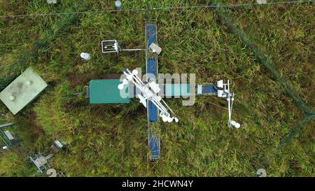 Stazione di ricerca per studiare le zone umide meadows ecosistema drone video aereo girato una stazione meteo palude con salici, ciclo e flusso di carbonio, eddy Foto Stock