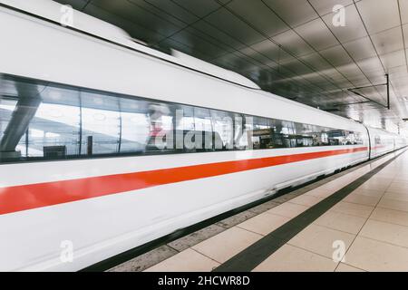 treno ad alta velocità in movimento sulla stazione ferroviaria Foto Stock