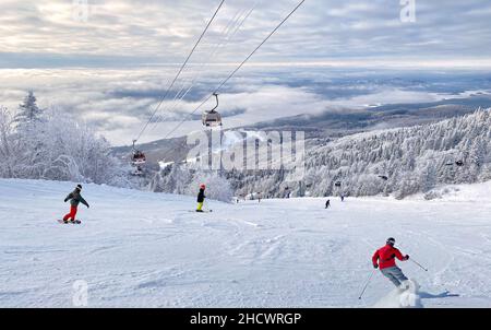 Lago di Mont e Tremblant in inverno con sciatori in primo piano, Quebec, Canada Foto Stock