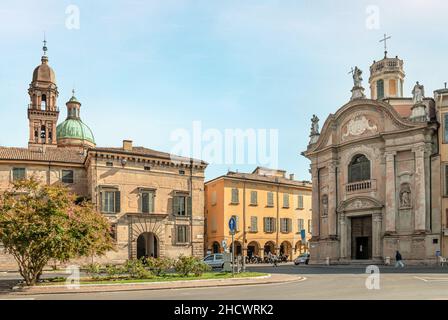 Piazzale Luigi Roversi e la chiesa barocca di San Giorgio a Reggio Emilia, Italia settentrionale. Foto Stock