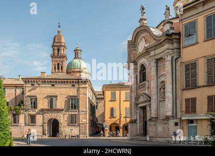 Piazzale Luigi Roversi e la chiesa barocca di San Giorgio a Reggio Emilia, Italia settentrionale. Foto Stock
