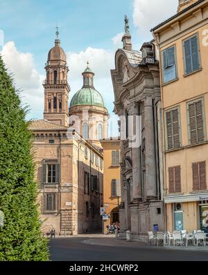 Piazzale Luigi Roversi e la chiesa barocca di San Giorgio a Reggio Emilia, Italia settentrionale. Foto Stock