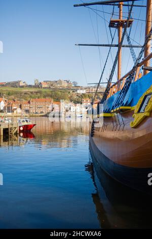 Replica dell'endevour ormeggiato nel porto di Whitby Foto Stock