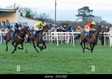 Top 3 battaglia per la vittoria nella gara del 7th a Wincanton il Boxing Day 2021 Foto Stock