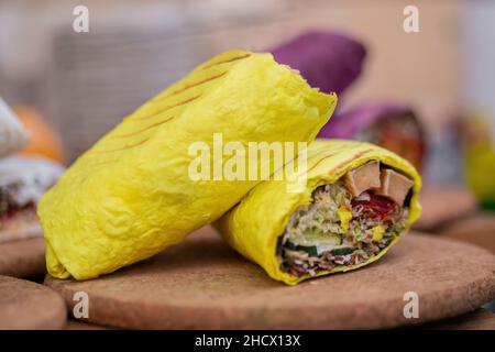 Freschi e colorati involtini di doner vegano con verdure sul banco al cibo locale estivo Foto Stock