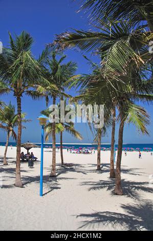 Vista della spiaggia, il Jumeirah Beach Park, Jumeirah, Dubai, Emirati Arabi Uniti Foto Stock