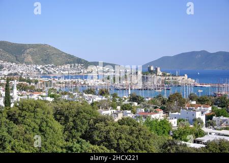 Vista del porto e del castello di Bodrum, di Bodrum, della penisola di Bodrum, della provincia di Mugla, della Repubblica di Türkiye Foto Stock