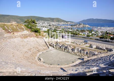 Teatro di Alicarnasso e porto, Bodrum, Penisola di Bodrum, Provincia di Mugla, Repubblica di Türkiye Foto Stock