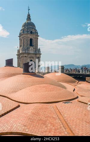 Europa, Spagna, Andalusia, Costa del Sol, tetto della Cattedrale di Malaga con cupole in mattoni e un campanile. Foto Stock