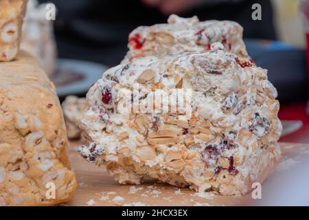 Scerbet con frutta secca e frutta secca al bancone del mercato alimentare estivo locale Foto Stock