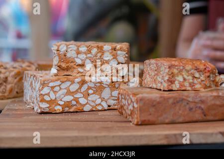 Scerbet con noci sul banco al mercato alimentare locale estivo - primo piano Foto Stock