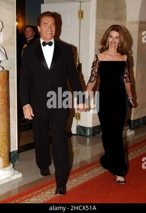 Washington, DC - 22 febbraio 2004 -- il governatore della California Arnold Schwarzenegger e sua moglie, Maria Shriver, arrivano alla Casa Bianca di Washington, DC il 22 febbraio 2004. Stavano partecipando alla cena dell'associazione nazionale dei governatori 2004 con il presidente degli Stati Uniti George W. Bush..Credit: Ron Sachs / CNP Foto Stock