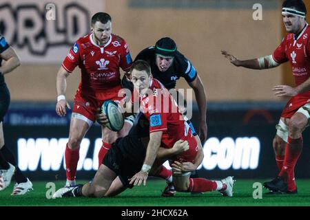 Llanelli, Regno Unito. 1 Gennaio 2022. Scarlets Fullback Liam Williams viene affrontata durante il Rugby Match Scarlets v Ospreys United Rugby Championship. Credit: Gruffydd Thomas/Alamy Foto Stock