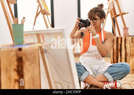 Giovane ispanica donna fare foto per disegnare in studio d'arte Foto Stock