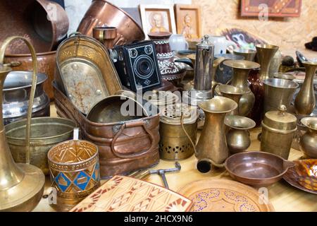 Lviv, Ucraina - 7 marzo 2021 : Antiquariato sul mercato delle pulci, vasellame d'epoca, macchina fotografica retrò e altre cose d'annata. Oggetti da collezione e cimeli Foto Stock